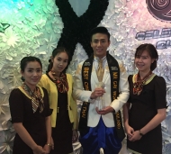 คุณหมอโอภาส คุ้มกองสุวรรณ มอบรางวัลที่1ให้ Mr.Gay World Thailand 2017